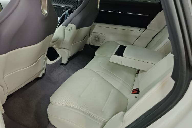 Used  12 2024 700 Three-Laser Rear-Wheel Drive Luxury Edition
