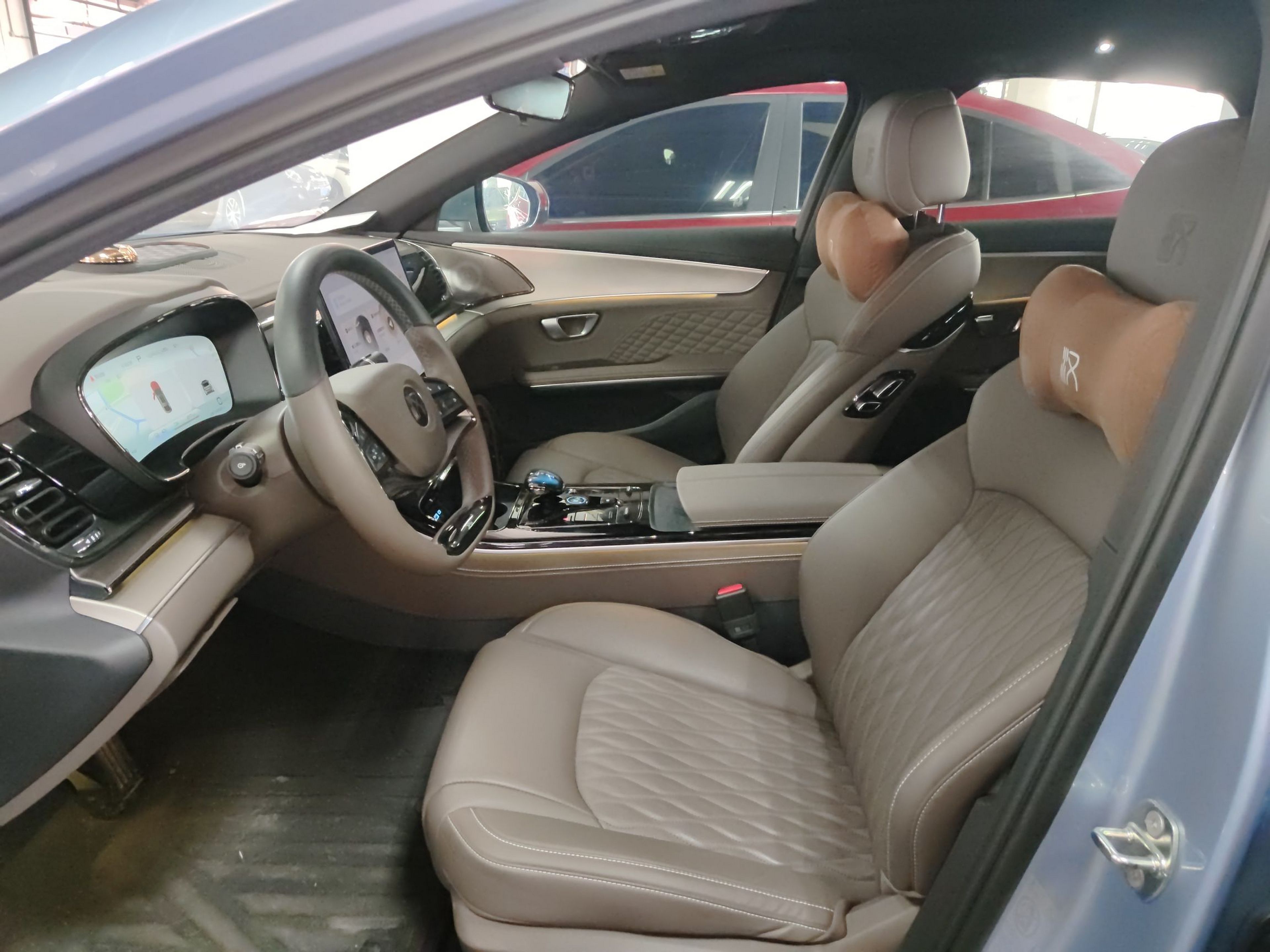 Переднее сиденье в автомобиле