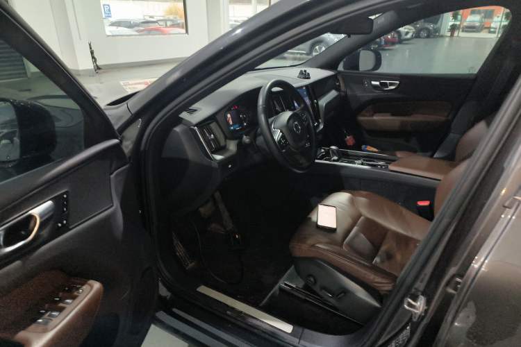 Used Volvo XC60 2024 B5 4x4 Smart Luxury Edition