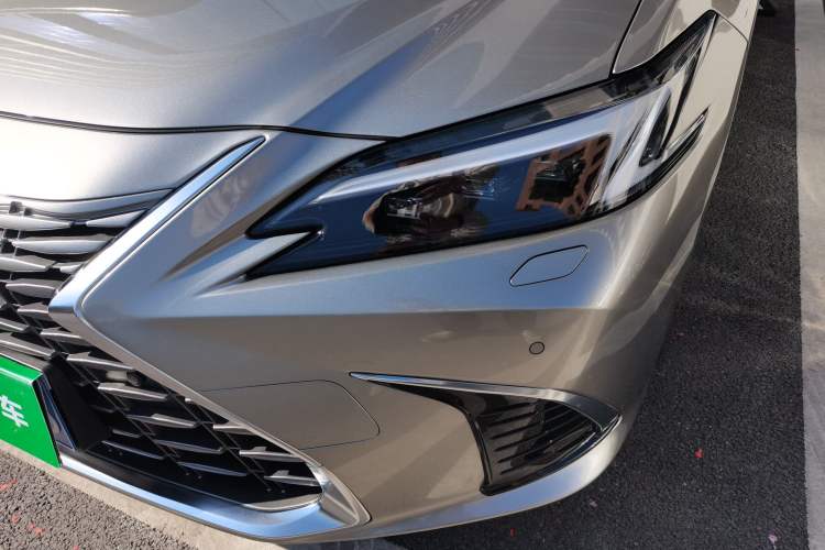 Used Lexus ES 2025 300h Deluxe Edition
