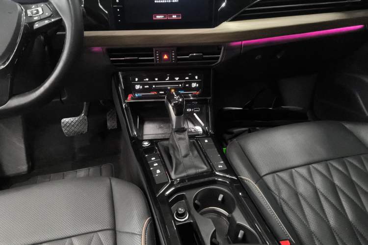 Used Volkswagen Passat 2020 330TSI Luxury Edition China VI
