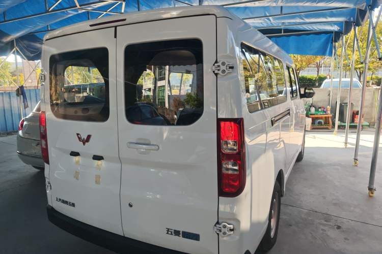 Used Wuling Yangguang 2024 300KM Comfort Version Passenger Van 75kW
