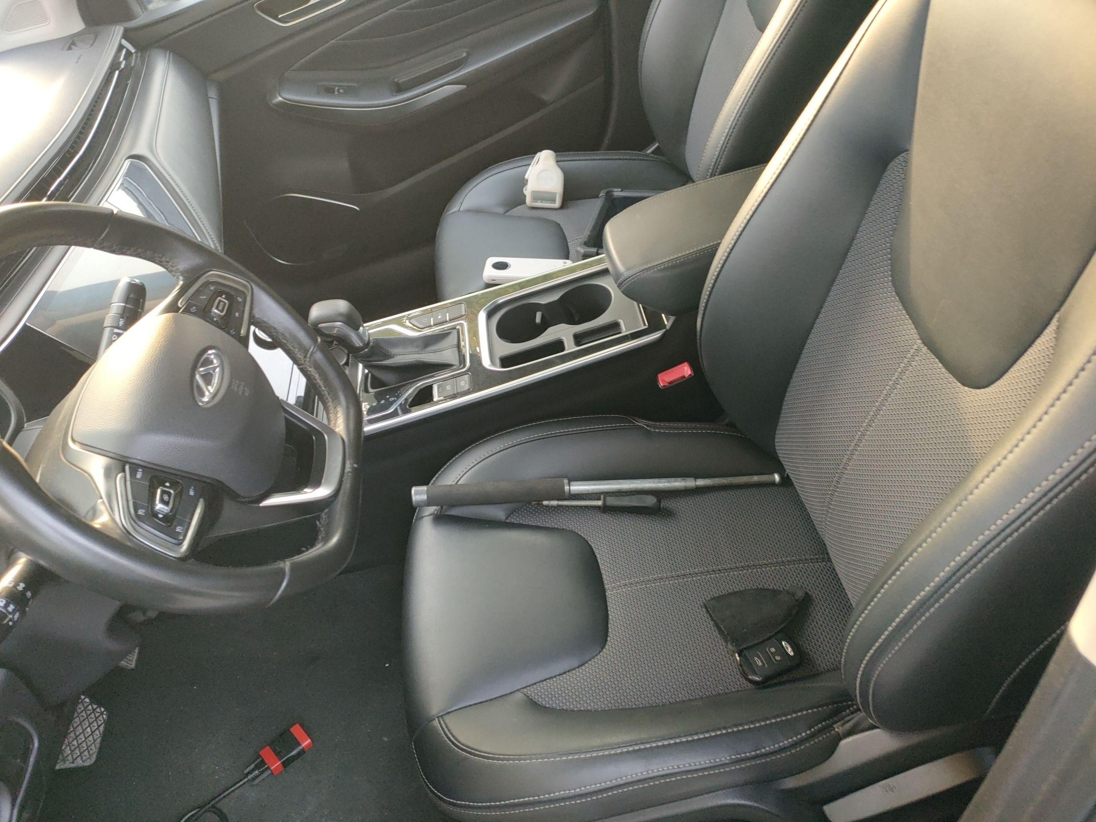 المقاعد الأمامية داخل السيارة