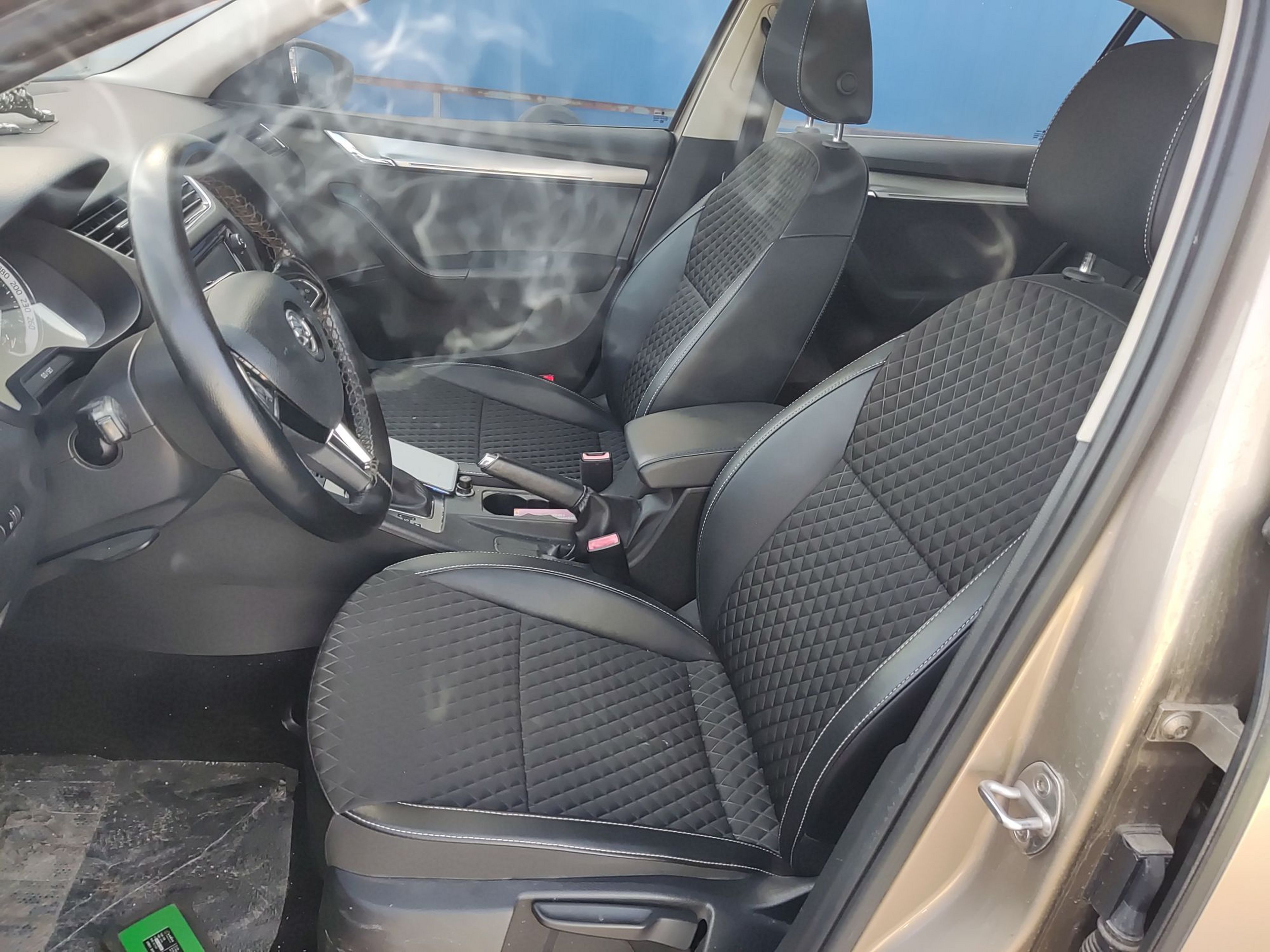 المقاعد الأمامية داخل السيارة