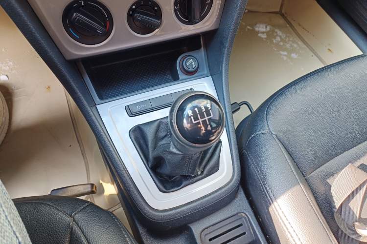 Used Volkswagen Gran Lavida 2013 1.6L Manual Fashion Model