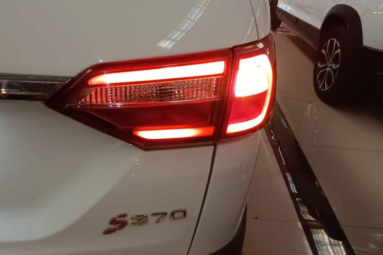 Used Dongfeng Fengon 370 2018 S370 1.5L Manual Luxury 5-Seater