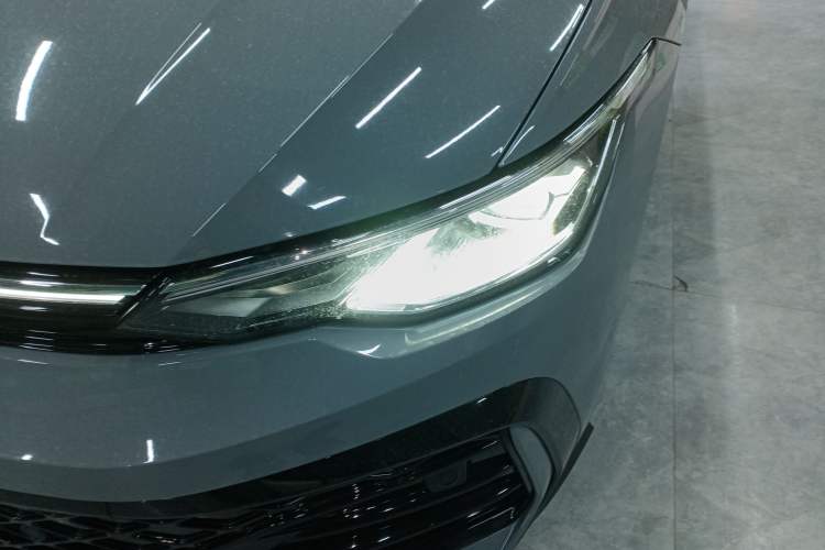 Used Volkswagen Golf 2025 300TSI R-Line
