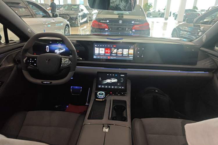 Used VOYAH PASSION 2024 PHEV Four-Wheel Drive Ultra-Long Range Flagship Model
