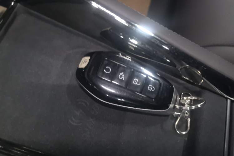 Used Denza Z9 2024 1100 km Four-Wheel Drive Max Version
