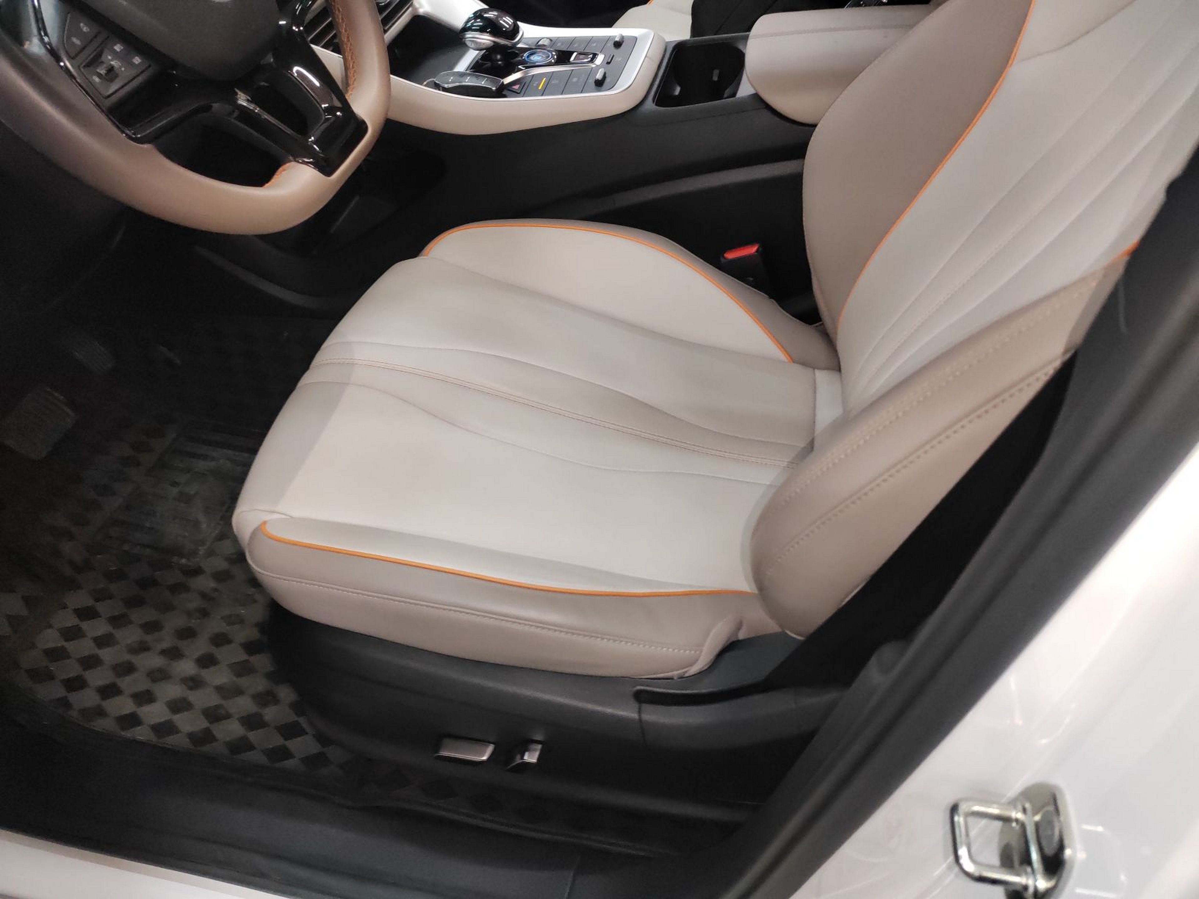 Переднее сиденье в автомобиле