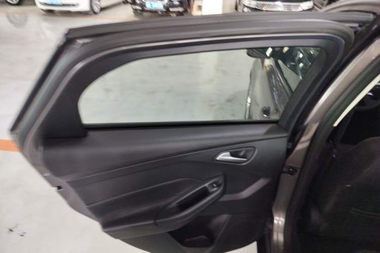 Used Ford Focus 2012 Sedan 1.6L Automatic Fashion Edition
