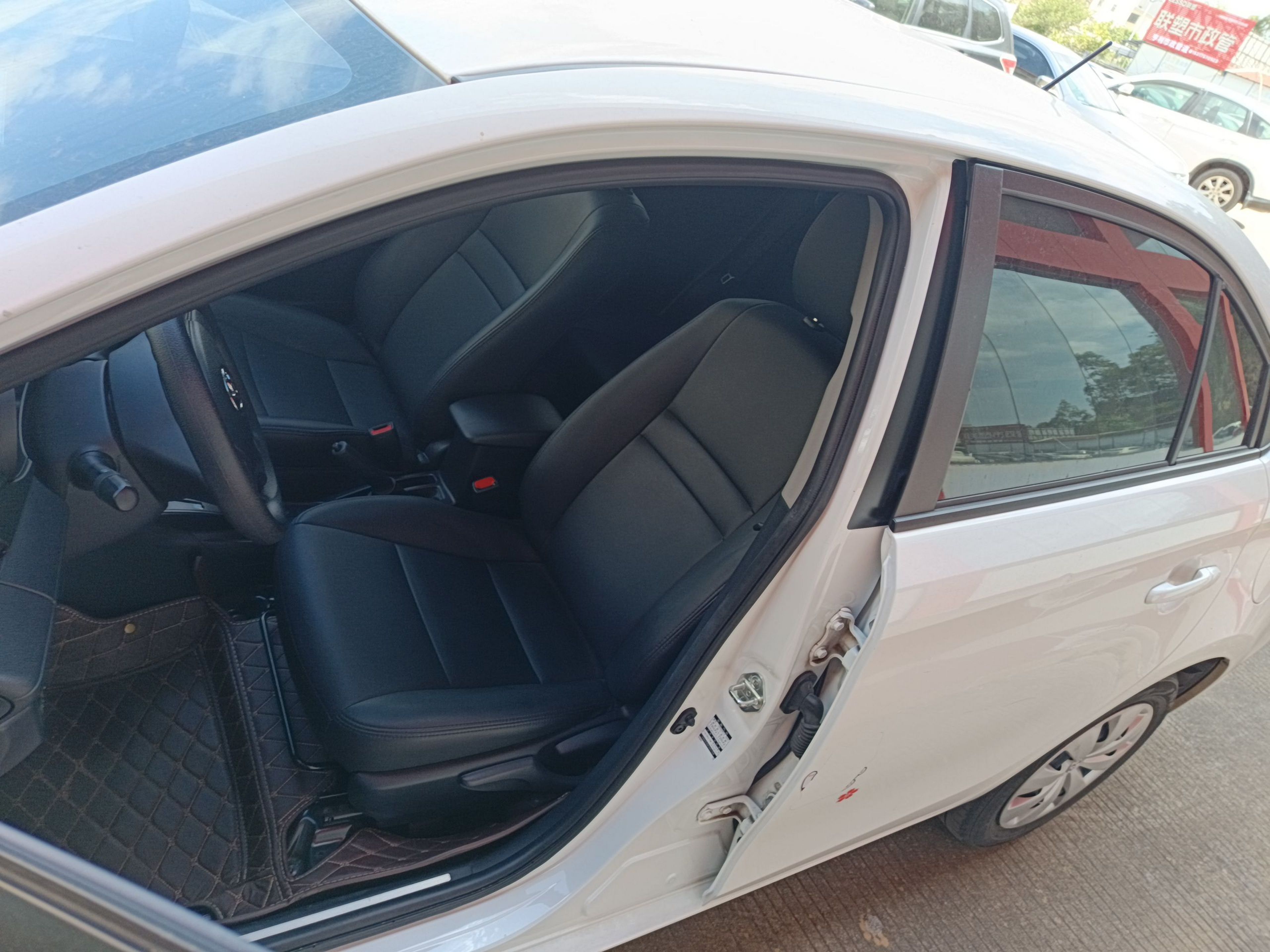 Переднее сиденье в автомобиле