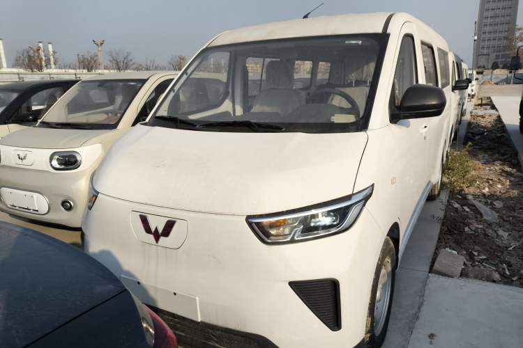 Used Wuling Yangguang 2024 300KM Comfort Version Passenger Van 75kW
