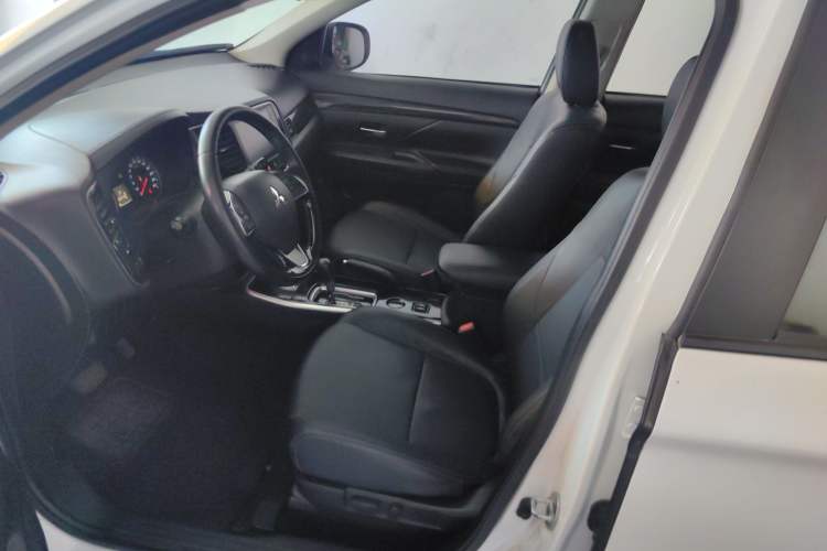 Used Mitsubishi Outlander 2017 2.0L Two-Wheel Drive Glory Edition 5 Seats
