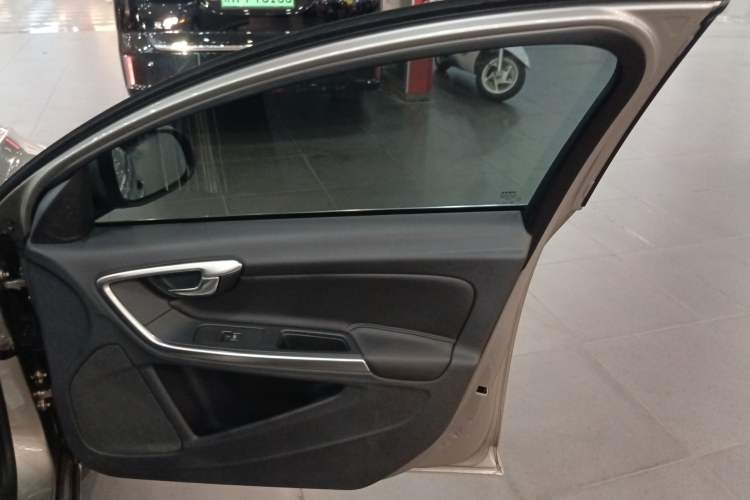 Used Volvo S60 2014 S60L 2.0T Zhiyuan Edition
