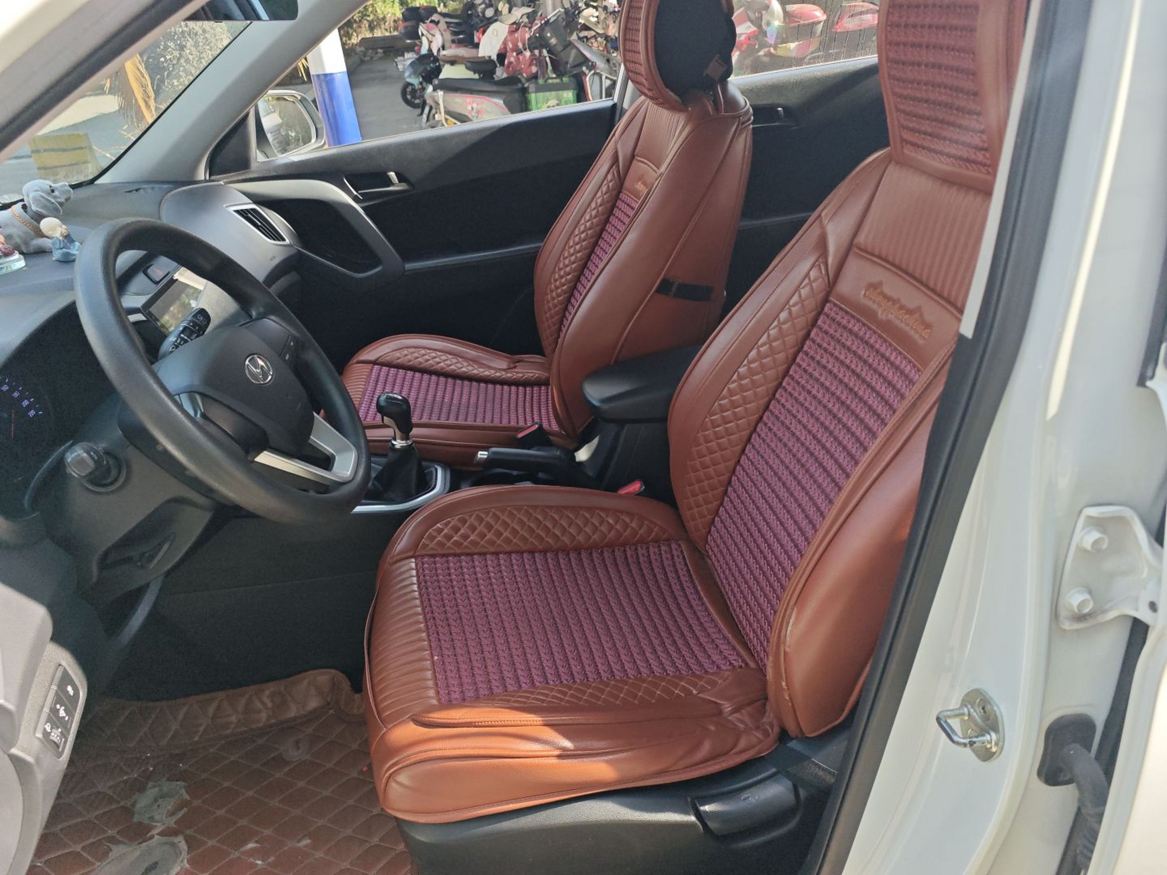 المقاعد الأمامية داخل السيارة