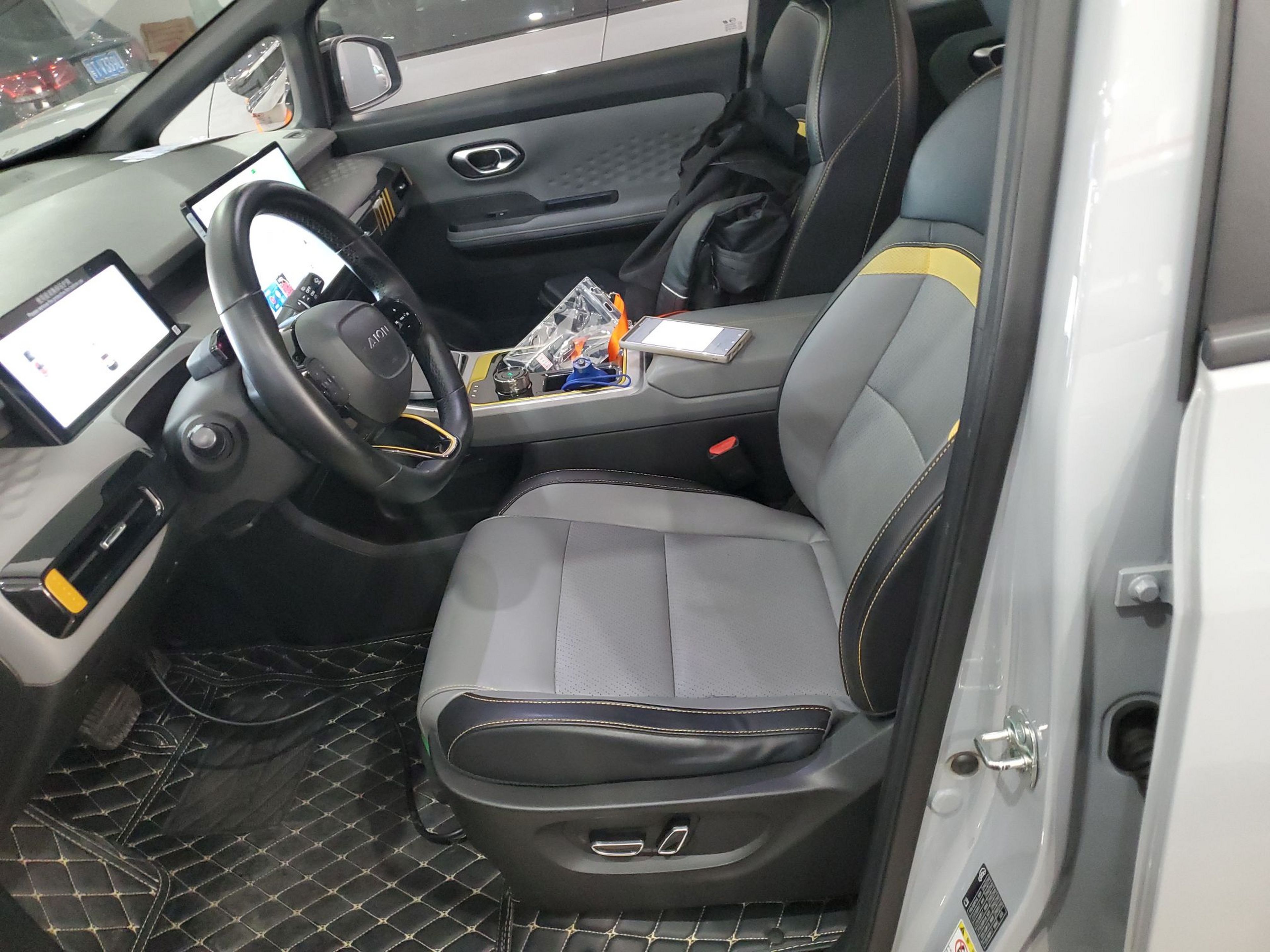 المقاعد الأمامية داخل السيارة