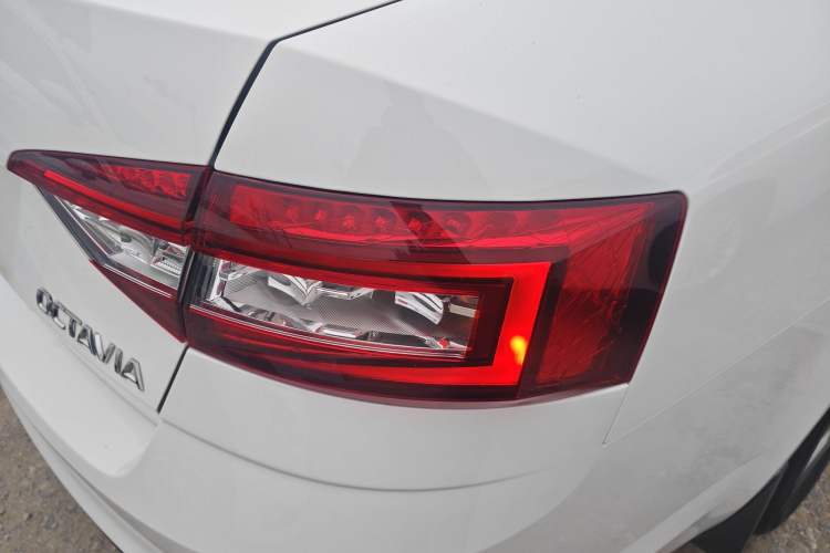 Used Skoda Octavia 2019 1.5L Automatic SmartDrive Comfort Edition China VI Standard