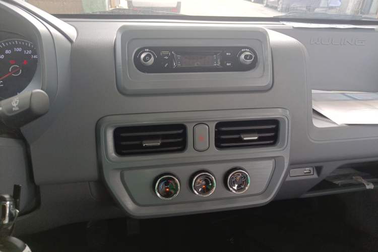 Used Wuling Yangguang 2024 300KM Comfort Version Passenger Van 75kW
