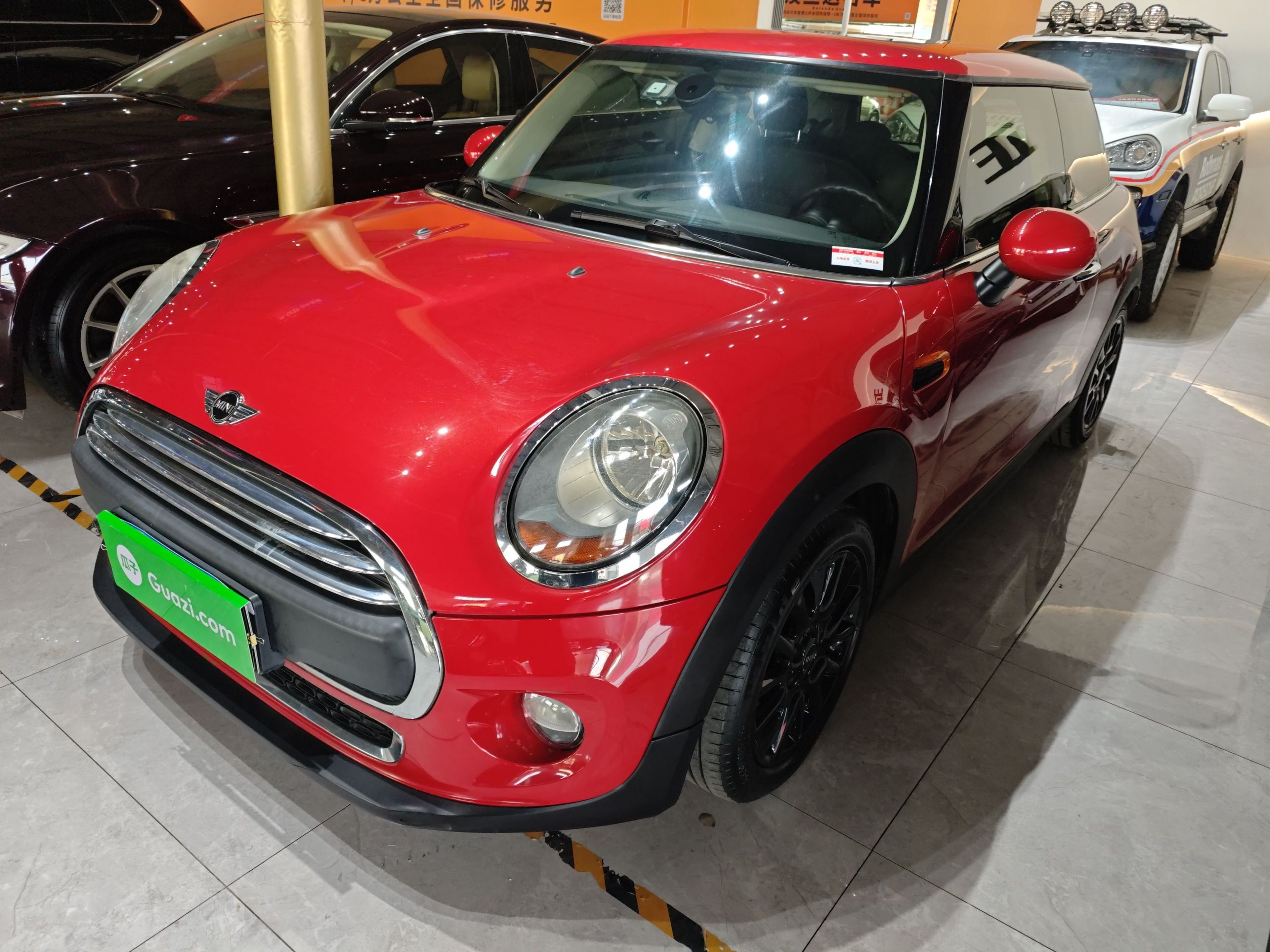 تحت مقدمة السيارة