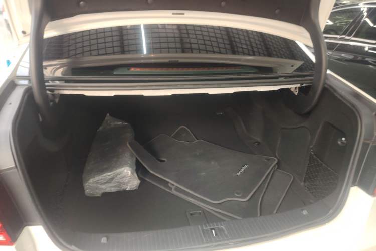 Used Mercedes-Benz E-Class 2015 Facelift E 200 L Sport Edition
