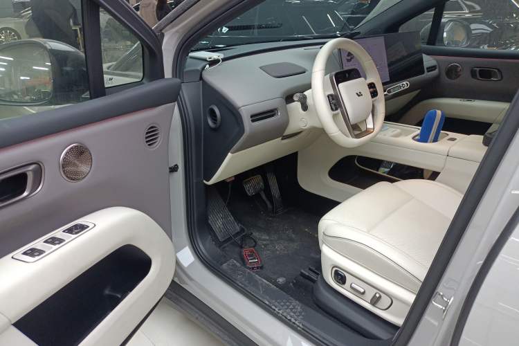 Used Li Auto Li Auto i6 2025 Model Four-Wheel-Drive Standard Type
