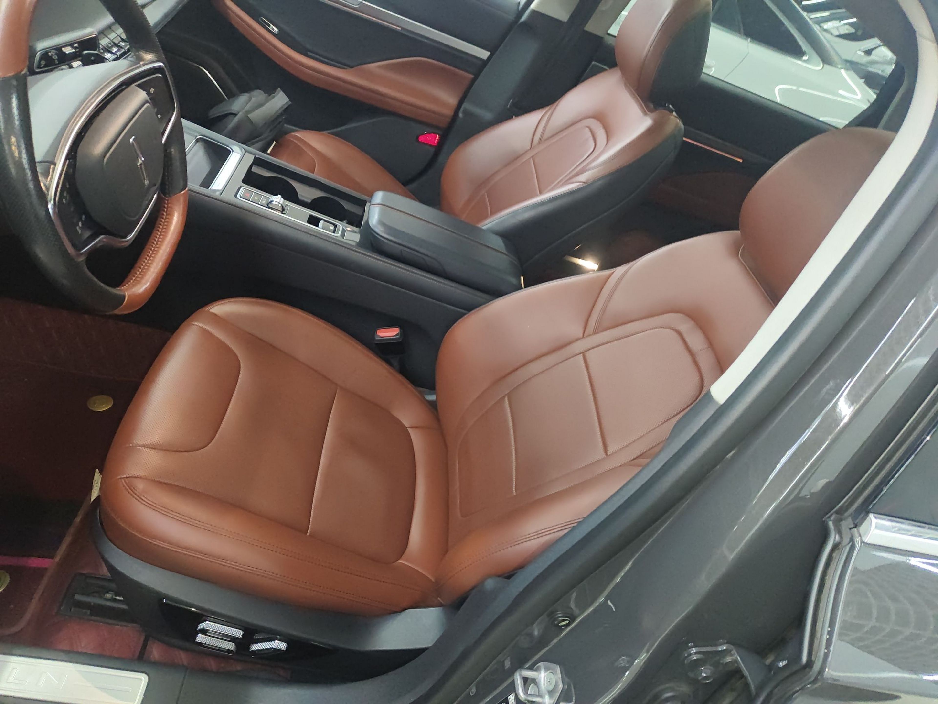 Переднее сиденье в автомобиле