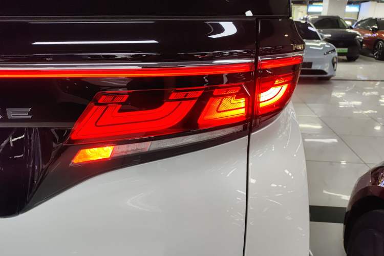 Used Toyota Vellfire 2024 Crown Dual-Engine 2.5L Supreme Executive Edition