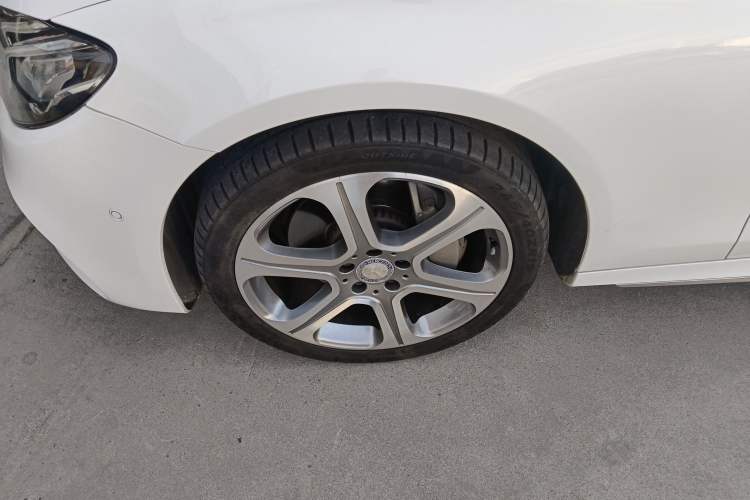 Used Mercedes-Benz E-Class 2016 E 300 L Sporty and Stylish Model
