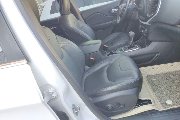 Used  Cherokee 2016 2.4L Leading Edition
