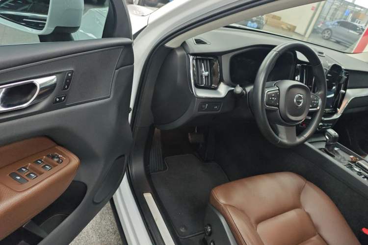 Used Volvo XC60 2019 T5 4x4 Zhiyuan Edition China VI Standard