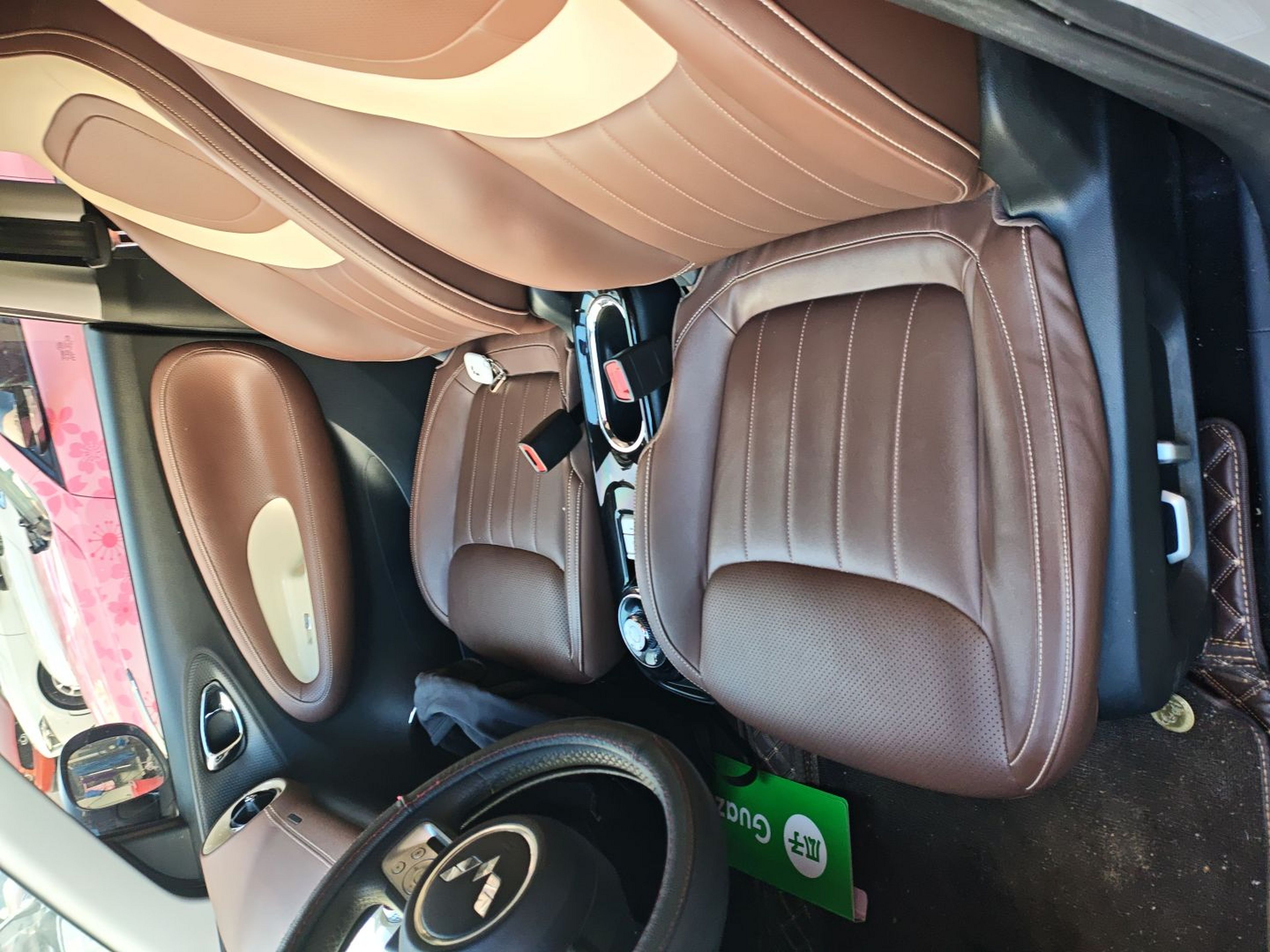 المقاعد الأمامية داخل السيارة