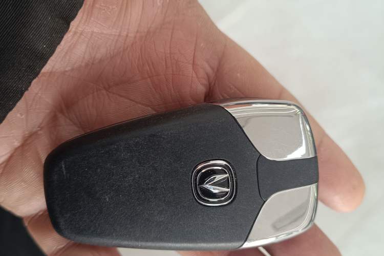 Used Changan UNI-V iDD 2024 Blue Whale Smart Electric iDD 136km ZhiKu Model
