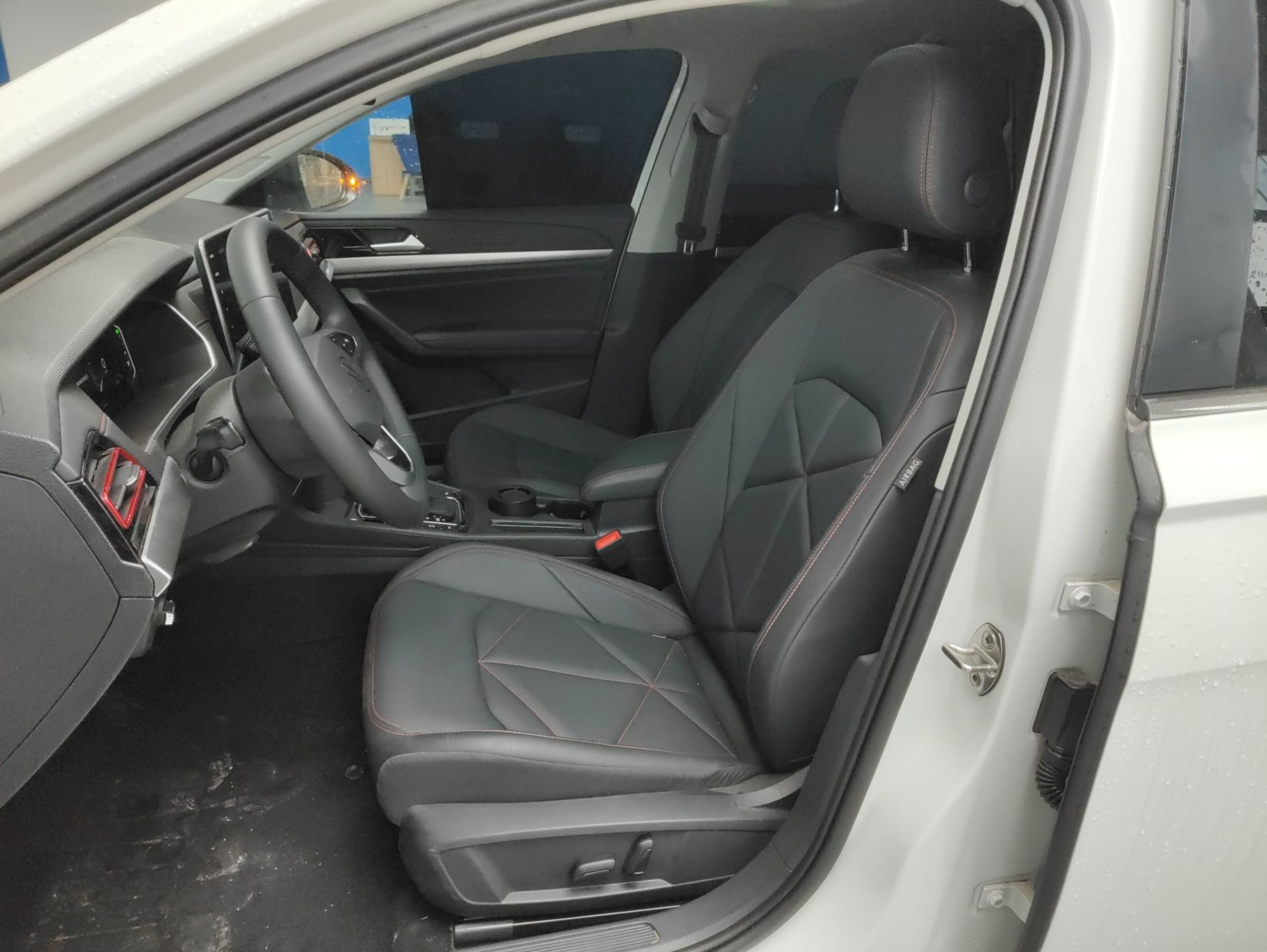 Переднее сиденье в автомобиле