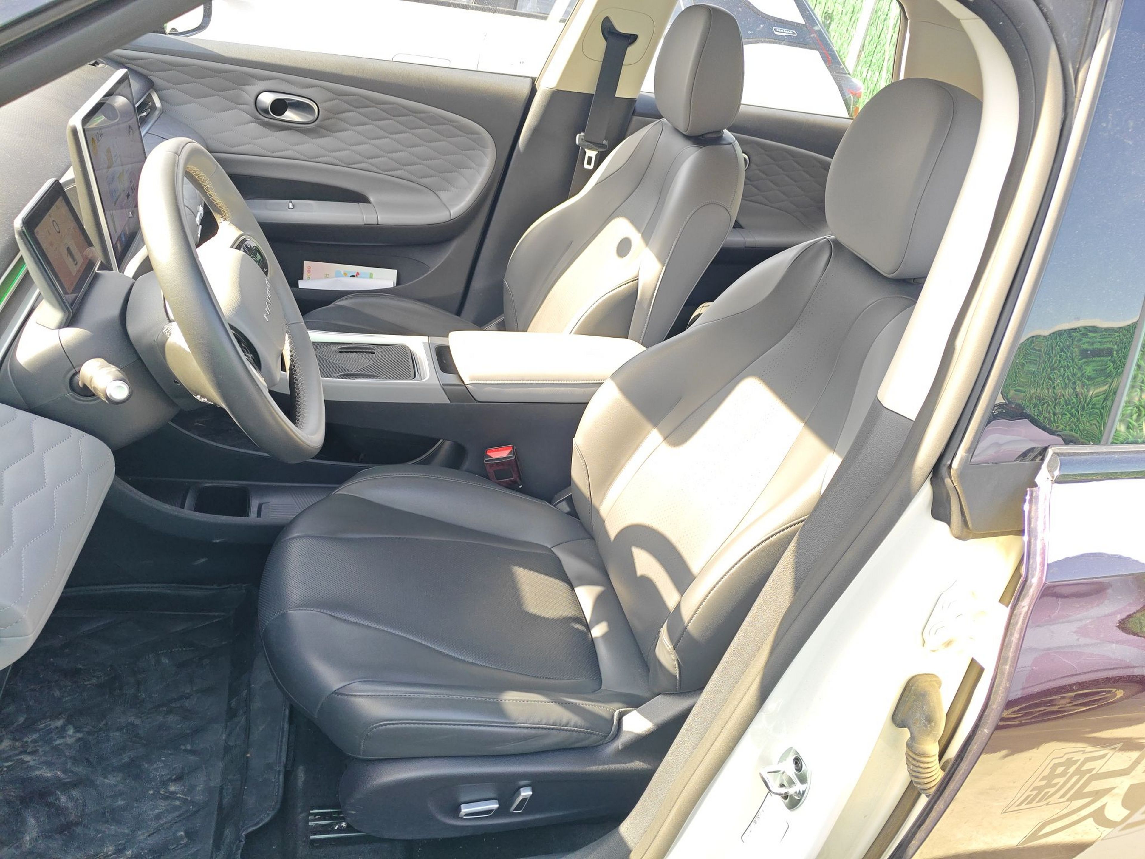 Переднее сиденье в автомобиле