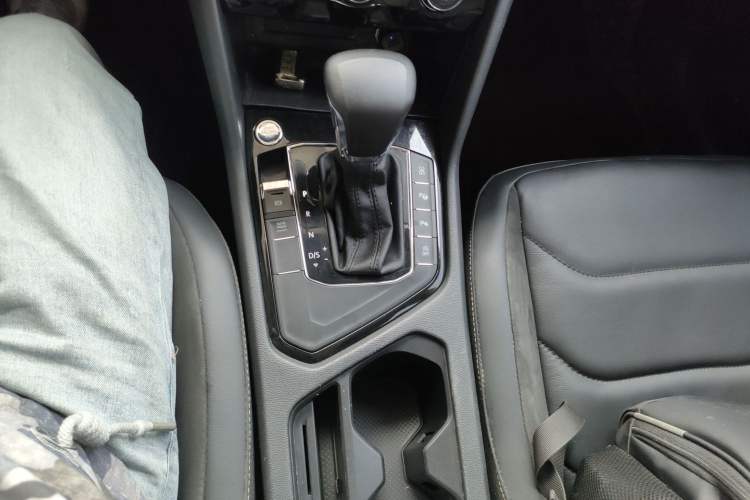 Used Volkswagen Tiguan L 2019 330TSI Automatic Two-Wheel Drive Smart Luxury Version China V Emission Standard
