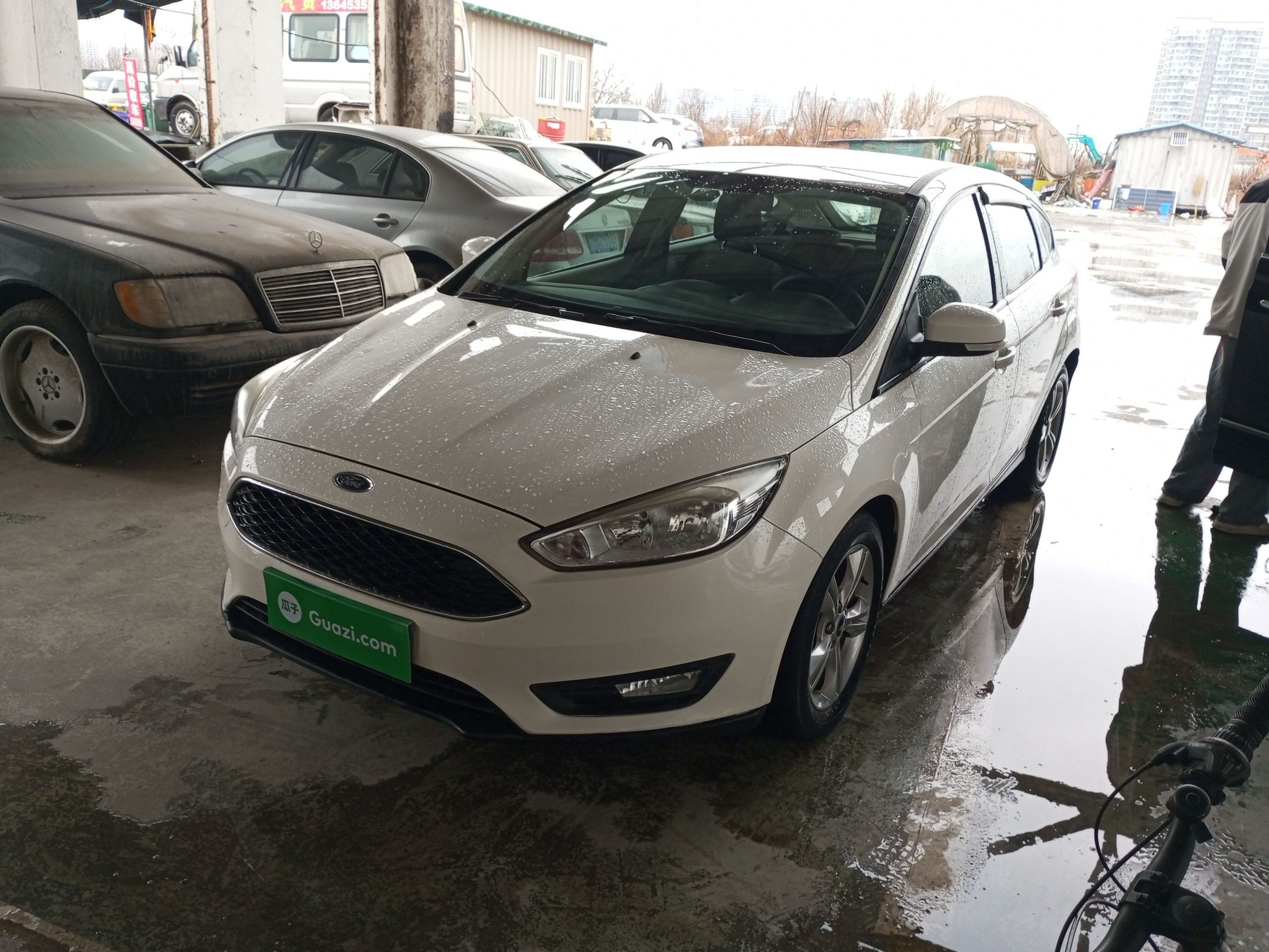 تحت مقدمة السيارة