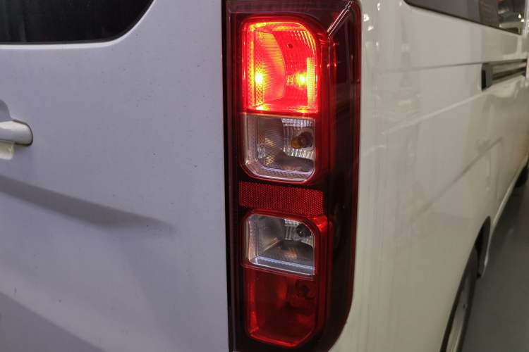 Used Wuling Yangguang 2024 300KM Comfort Version Passenger Van 75kW