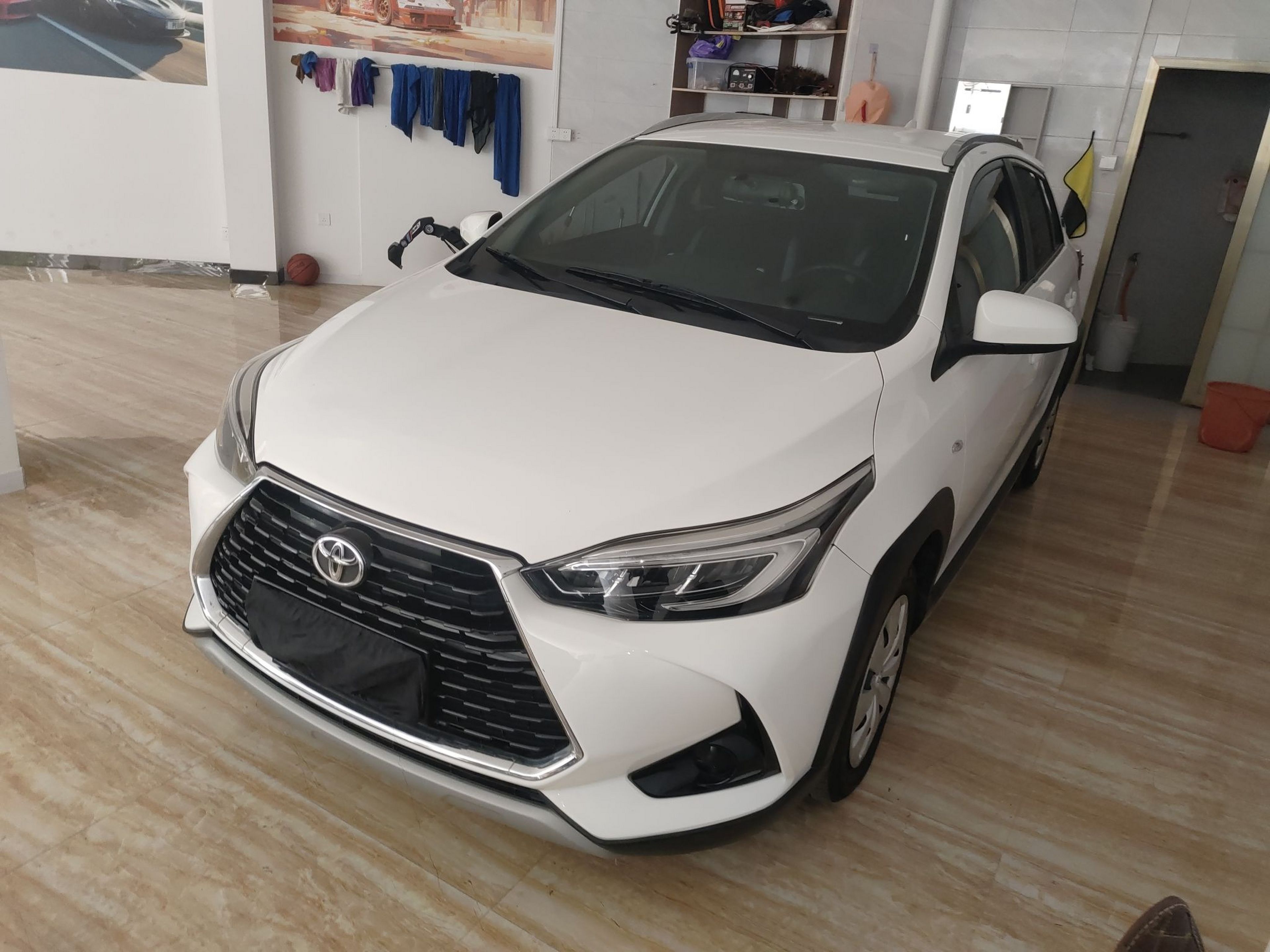 Под передней частью автомобиля