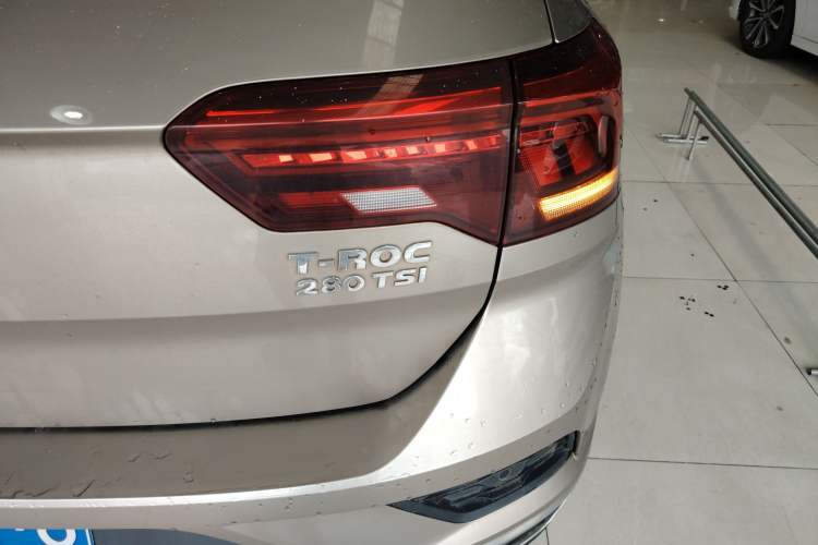 Used Volkswagen T-ROC 2018 280TSI DSG Two-Wheel-Drive Luxury Version China V Emission Standard
