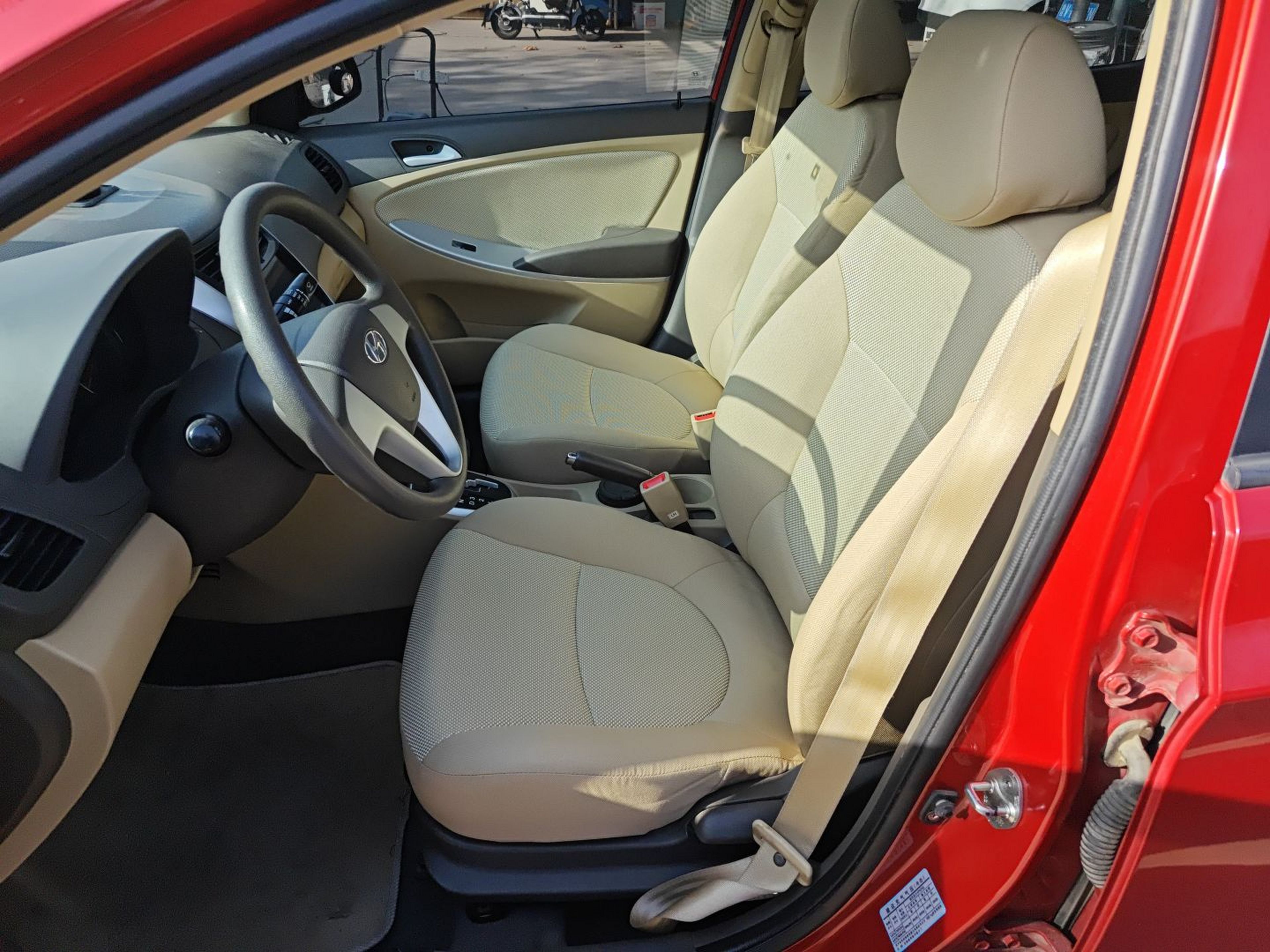 المقاعد الأمامية داخل السيارة