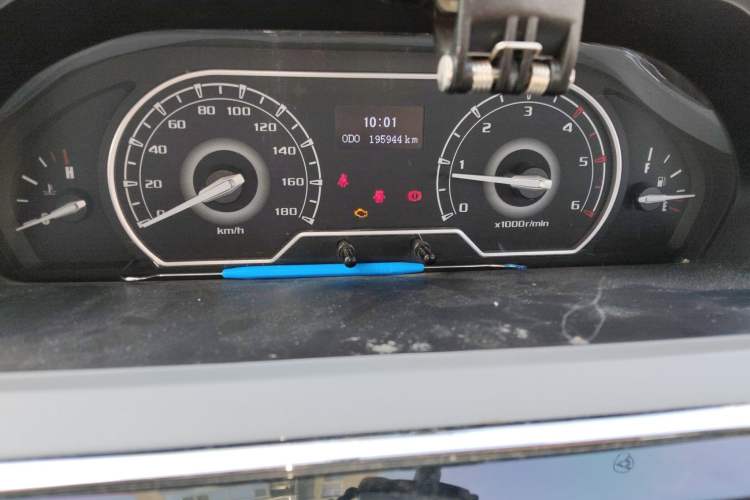 Used SAIC MAXUS Xintu V80 2018 2.5T 6-Speed Manual Aowentong Long-Wheelbase Mid-Roof 7/10-Seater
