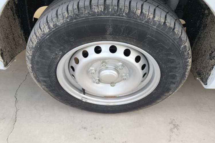 Used Wuling Yangguang 2024 300KM Comfort Version Passenger Van 75kW
