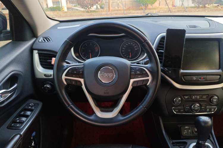 Used  Cherokee 2020 2.0L Two-Wheel Drive Classic Sports Edition