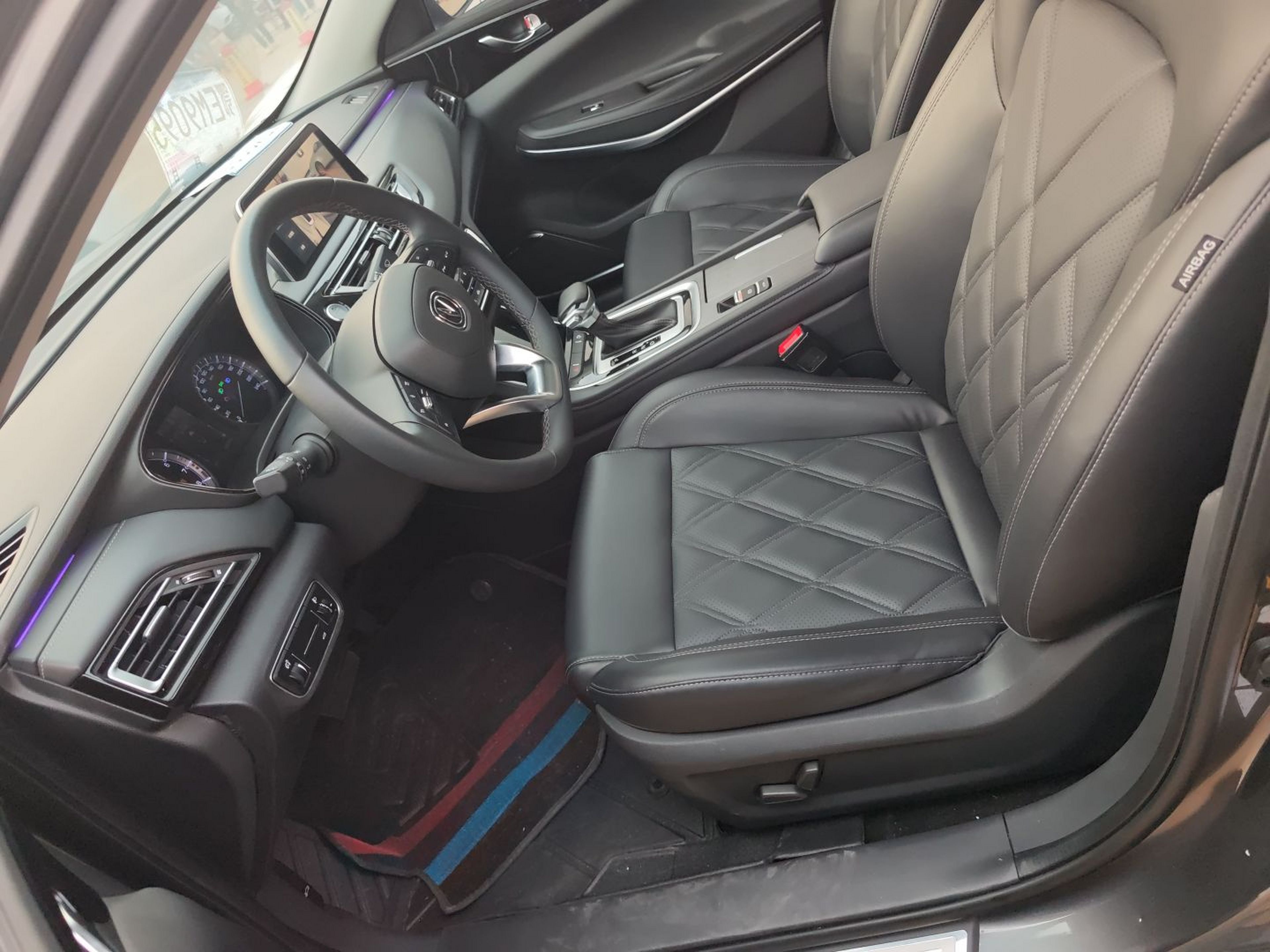 Переднее сиденье в автомобиле