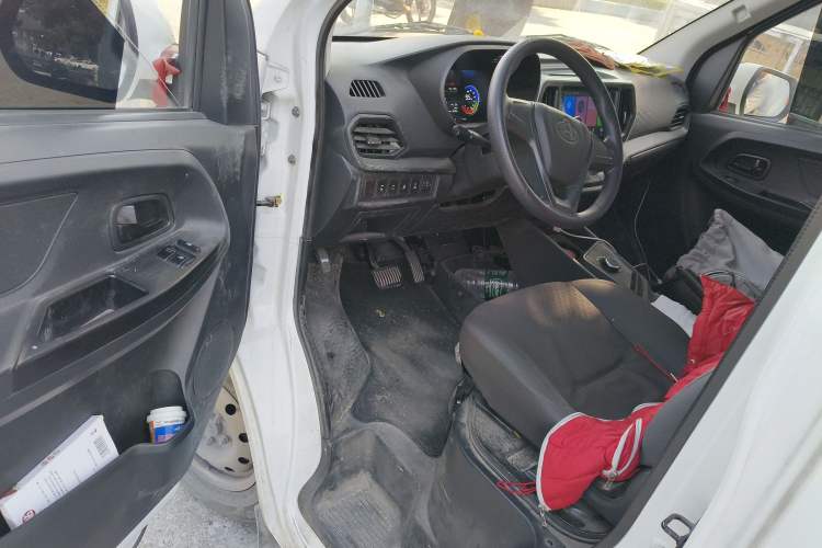 Used Chana Ruixing EM80 2025 Passenger Version Comfort Edition 6-Seater 300 km Dual-Swing Doors