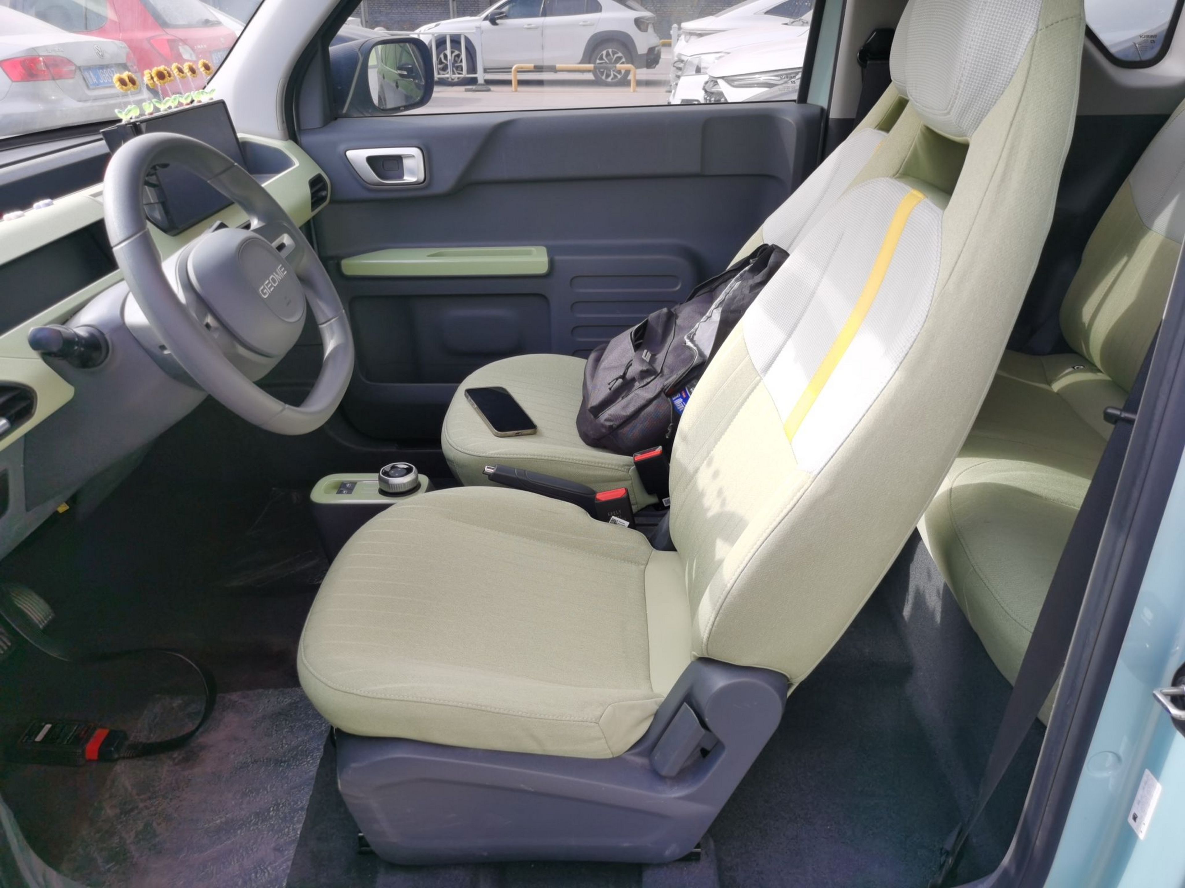 المقاعد الأمامية داخل السيارة