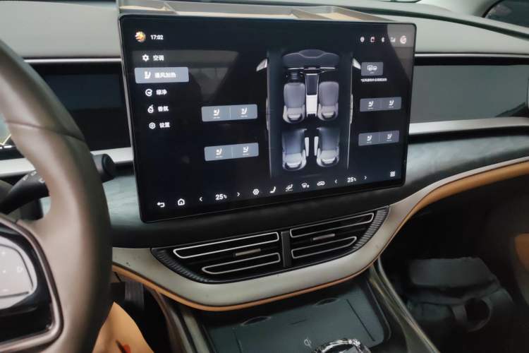 Used Denza D9 2022 DM-i 1040 Prestige Model
