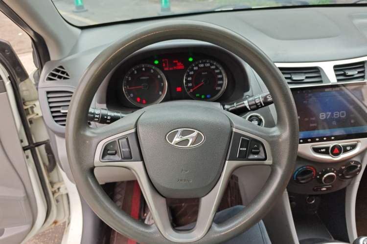 Used Hyundai Verna (older generation) 2014 1.4L Manual Top-Tier Model TOP