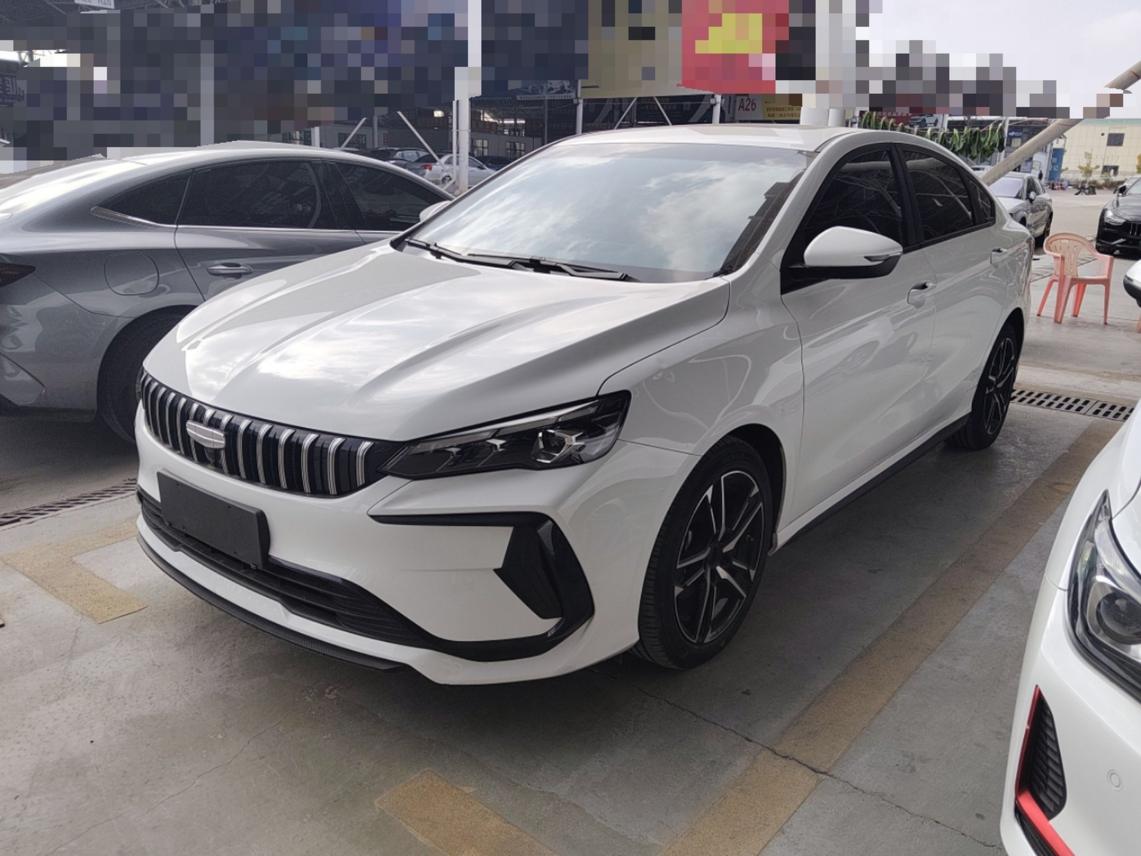 تحت مقدمة السيارة